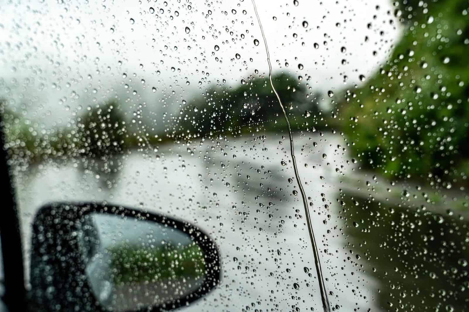 雨の日の車中泊を楽しむためのポイント雨対策や必要なアイテムを紹介 EcoFlow エコフロー 公式ブログ