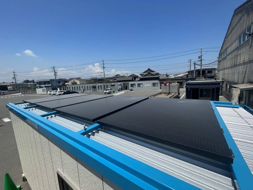 仮設ハウスの屋根に設置された4枚の400W据置型ソーラーパネル
