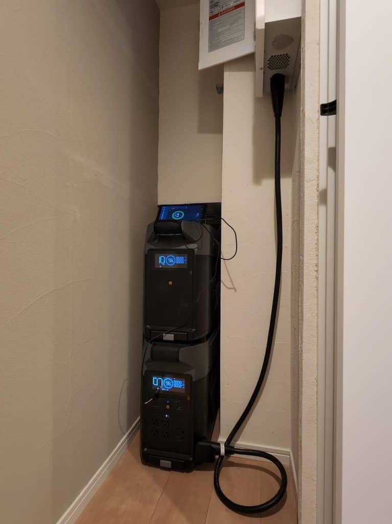 ショールームの玄関に設置されたDELTA Pro、エクストラバッテリーおよびスマートホームパネル