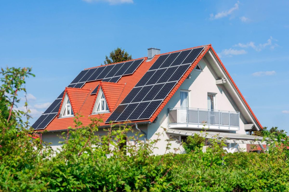 太陽光発電と蓄電池のセットは300万円?組み合わせるメリット 太陽光発電と蓄電池のセットは300万円?組み合わせるメリット