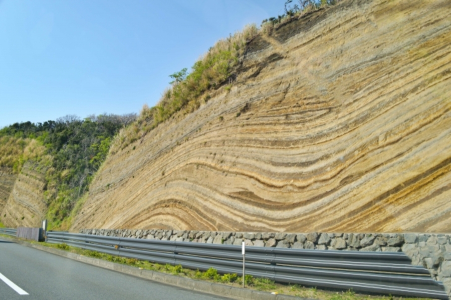 地震 が 起こる 理由