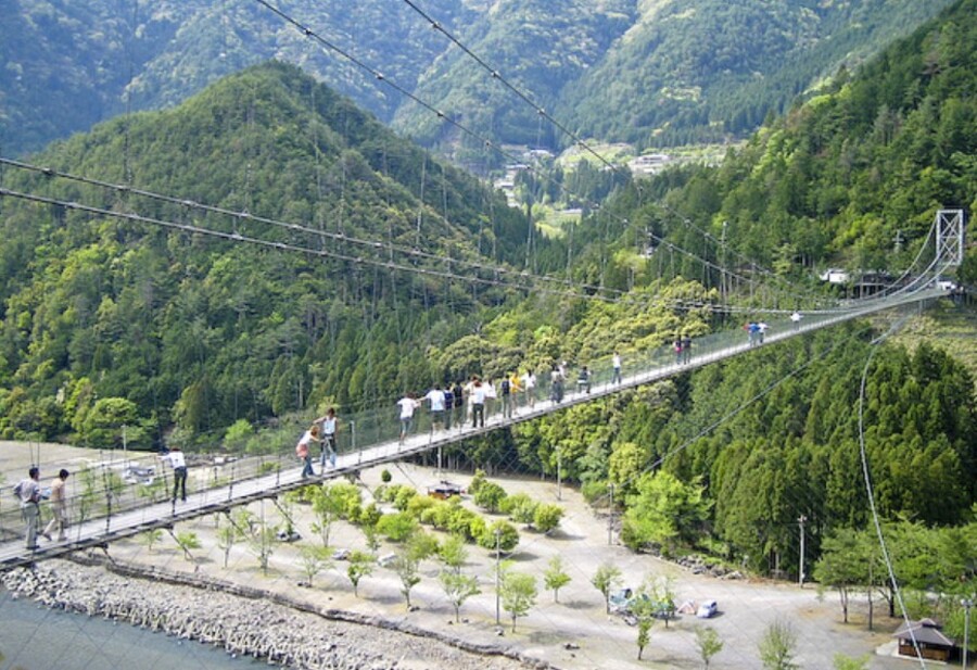 カップル 奈良 谷瀬の吊り橋