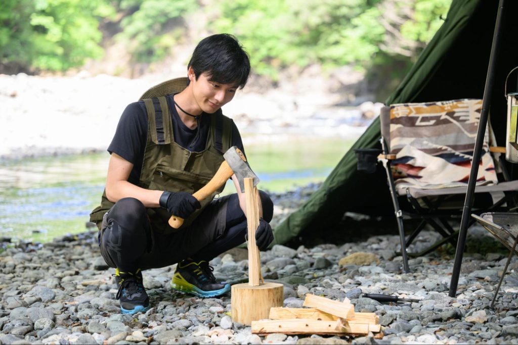 キャンプ 薪割り 注意点
