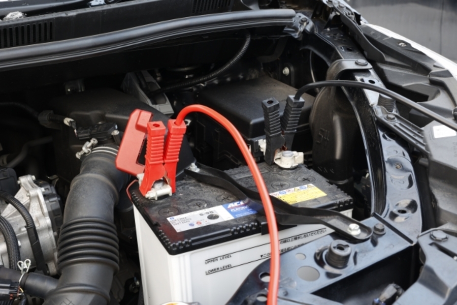 車 バッテリー 充電 場面