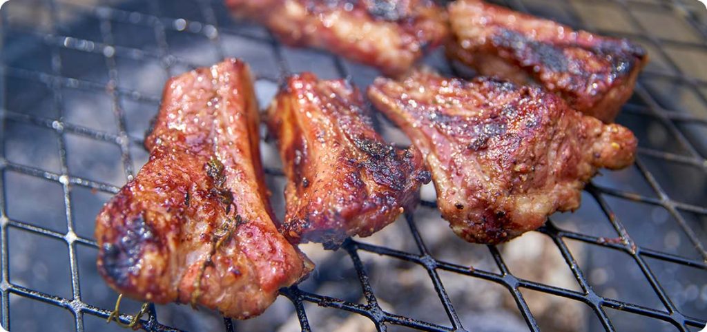 ハーブ香るスペアリブの炭火焼き