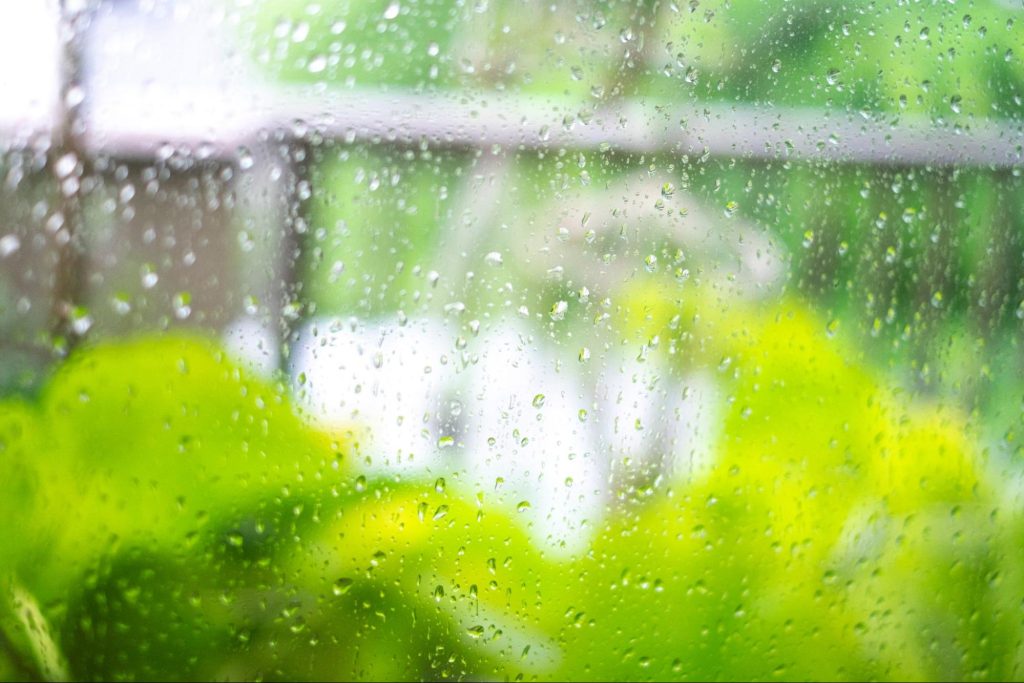 台風 窓 ガラス 割れる 確率