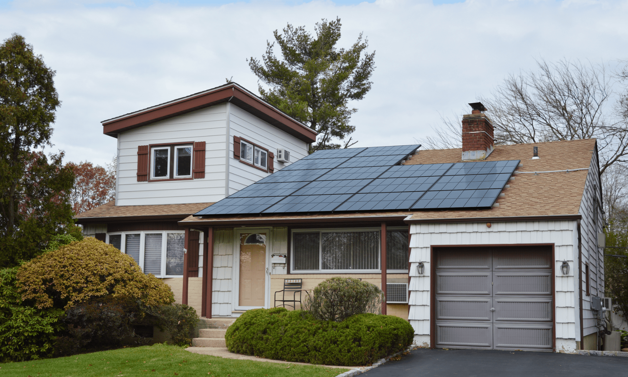 Pros and Cons of Solar Panels on a Roof